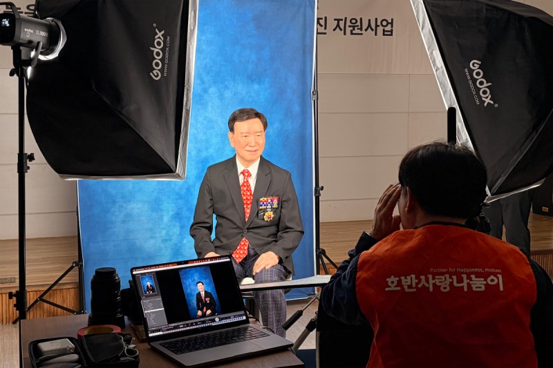 호반그룹 임직원들이 지난 6일 서울 서초구보훈회관에서 국가유공자의 장수사진을 촬영하며 재능기부를 하고 있다. /사진제공=호반그룹