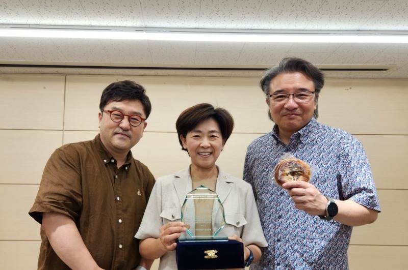 이정미 서울시의원이 서울 중구에서 활동하는 합창단으로부터 감사패를 전달받고 기념촬영을 하는 모습./사진제공=이정미의원실