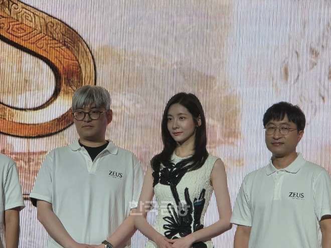 7일 제우스 쇼케이스에 스페셜 게스트로 참석한 박지현 배우(가운데). / 사진=김재훈 기자
