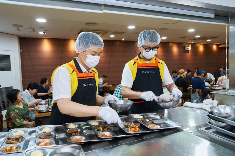 HDC그룹의 계열사 IPARK현대산업개발은 연일 무더위가 기승을 부리는 날씨가 이어지는 가운데 서울 노원구 월계종합사회복지관에서 지역 어르신들의 건강한 여름나기를 위한 삼계탕 전달식과 배식 봉사활동을 진행했다. /사진제공=IPARK현대산업개발