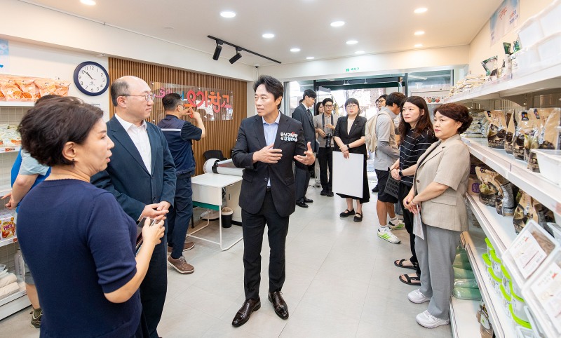 김경대 용산구청장 쪽방상담소 온기창고를 방문했다. /사진제공=용산구