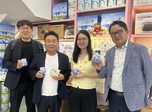 이재호 NH농협무역 대표이사(맨 오른쪽), 문진섭 서울우유협동조합장(왼쪽 두번째) 등 관계자들이 베트남 시장 내 서울우유 제품의 유통 현황을 살펴보고 있다.