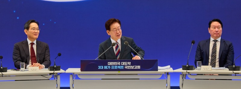 (왼쪽부터) 이재용 삼성전자 회장, 이재명 대통령, 최태원 SK 회장. 6월 29일, 청와대, 대한민국 대도약 3대 메가프로젝트 국민보고회. 사진=청와대
