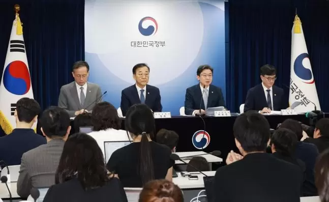 왼쪽부터 이억원 금융위원장. 김윤덕 국토교통부 장관, 임기근 국무조정실장, 이형일 재정경제부1차관이 13일 정부서울청사 브리핑실에서 부동산 시장 안정을 위한 금융 종합대책을 발표하는 모습. /사진=금융위원회
