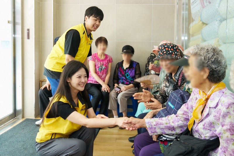 IPARK현대산업개발은 14일 서울 양천구 신월동에 있는 서서울어르신복지관에서 말복을 맞아 지역 어르신들의 건강한 여름나기를 위한 건강먹거리 기부 및 배식 봉사활동을 진행했다. /사진제공=IPARK현대산업개발