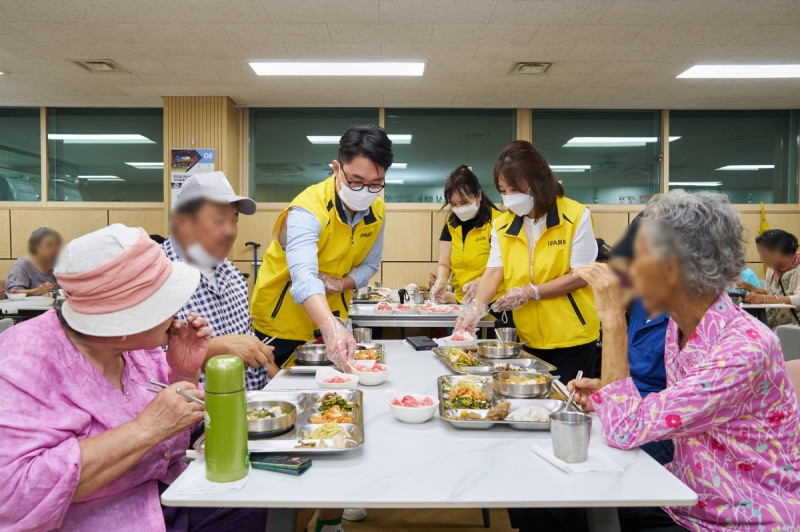 IPARK현대산업개발은 14일 서울 양천구 신월동에 있는 서서울어르신복지관에서 말복을 맞아 지역 어르신들의 건강한 여름나기를 위한 건강먹거리 기부 및 배식 봉사활동을 진행했다. /사진제공=IPARK현대산업개발