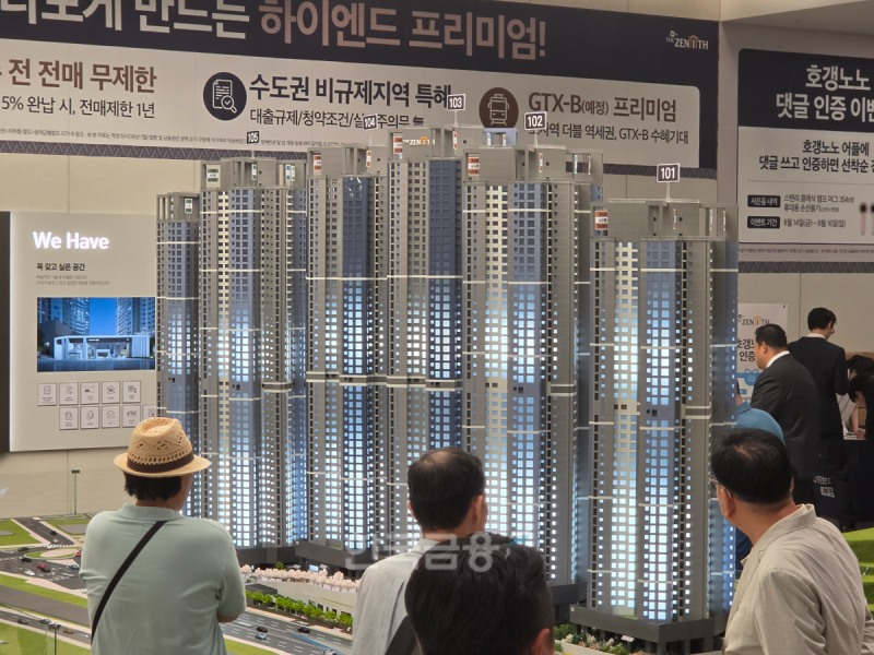 14일 두산건설·쌍용건설 컨소시엄은 '두산위브더제니스 부천' 견본주택을 열고 방문객을 맞이했다. /사진=조범형 기자
