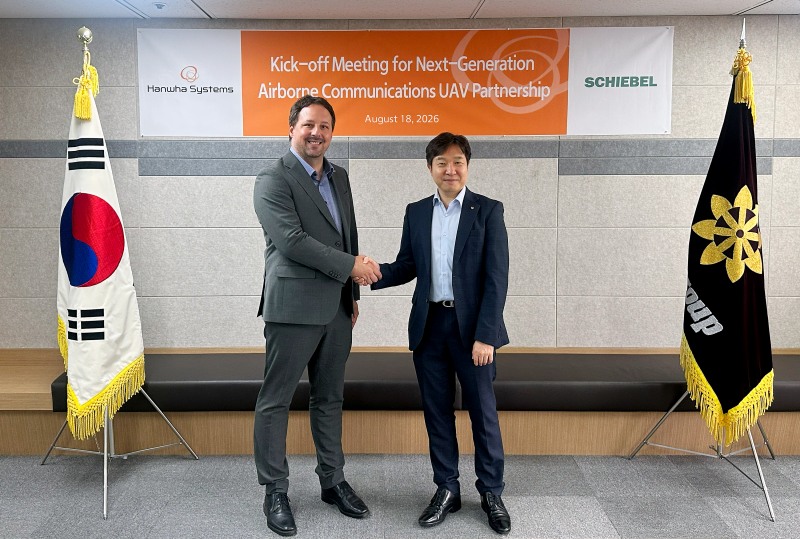 한화시스템이 18일 오스트리아 무인기 전문기업 쉬벨과(Schiebel)과 차세대 공중 통신용 무인항공기 협업 관련 킥오프 미팅을 가졌다. 오른쪽부터 장보섭 한화시스템 C5ISR사업센터장, 마이클 쉴러(Michael Schiller) 쉬벨 함탑재서북도서 사업총괄 PM 겸 쉬벨 코리아 지사장. /사진=한화시스템