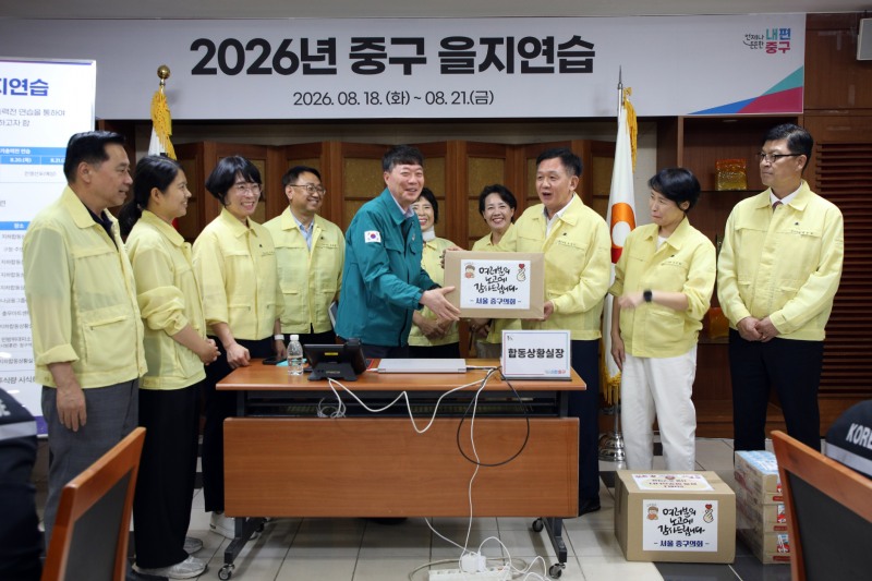 윤판오 중구의회 의장과 양은미 부의장을 비롯한 소속 의원들이 18일 중구청 을지연습 상황실을 찾아 진행상황을 설명듣고 근무자들에게 격려물품을 전달하는 모습./사진제공=중구의회