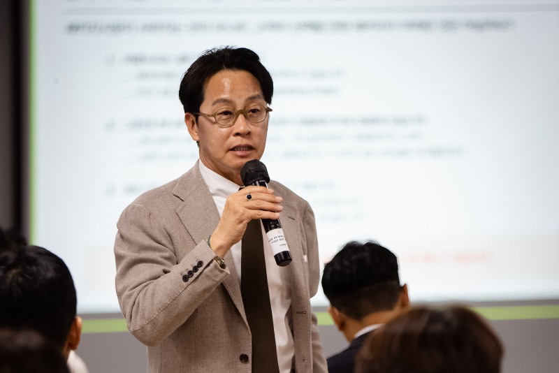 조좌진 하나투어 신임 대표가 18일 서울 종로구 하나투어 본사에서 임직원을 대상으로 전략 프레젠테이션을 진행하고 있다./사진제공=하나투어