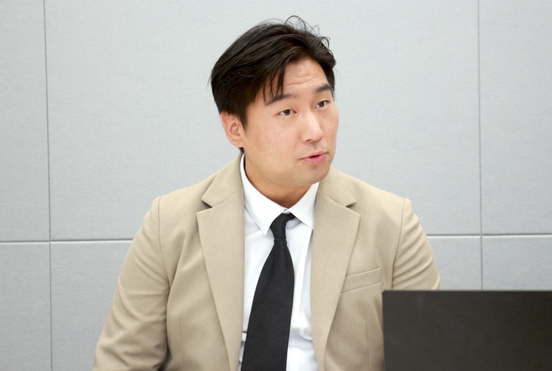 노현태 팀장이 지난 10일 서울 구로구 신도림 디큐브시티 토스인슈어런스 본사에서 진행된 한국금융신문과의 인터뷰에서 지역조직 운영과 관련해 설명하고 있다. 사진제공=토스인슈어런스