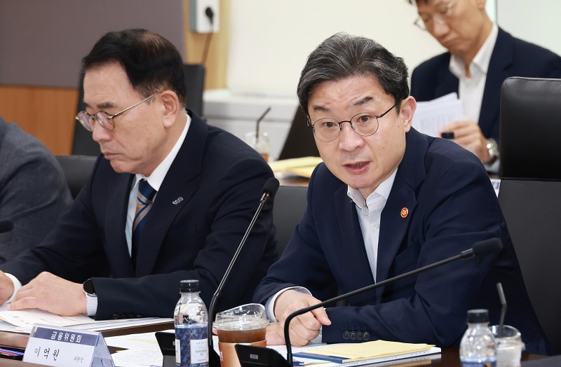 이억원 금융위원장이 지난 19일 오후 서울 종로구 정부서울청사에서 개최한 제53차 금융중심지추진위원회에서 전북 금융중심지 지정 평가방안에 대한 보고·심의를 진행하고 있다. / 사진제공=금융위원회