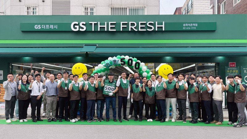 (가운데 왼쪽부터)오병상 송파석촌역점 경영주와 허서홍 GS리테일 대표이사를 비롯한 관계자들이 가맹 500호점 오픈식에 참여해 포즈를 취하고 있다./사진제공=GS리테일