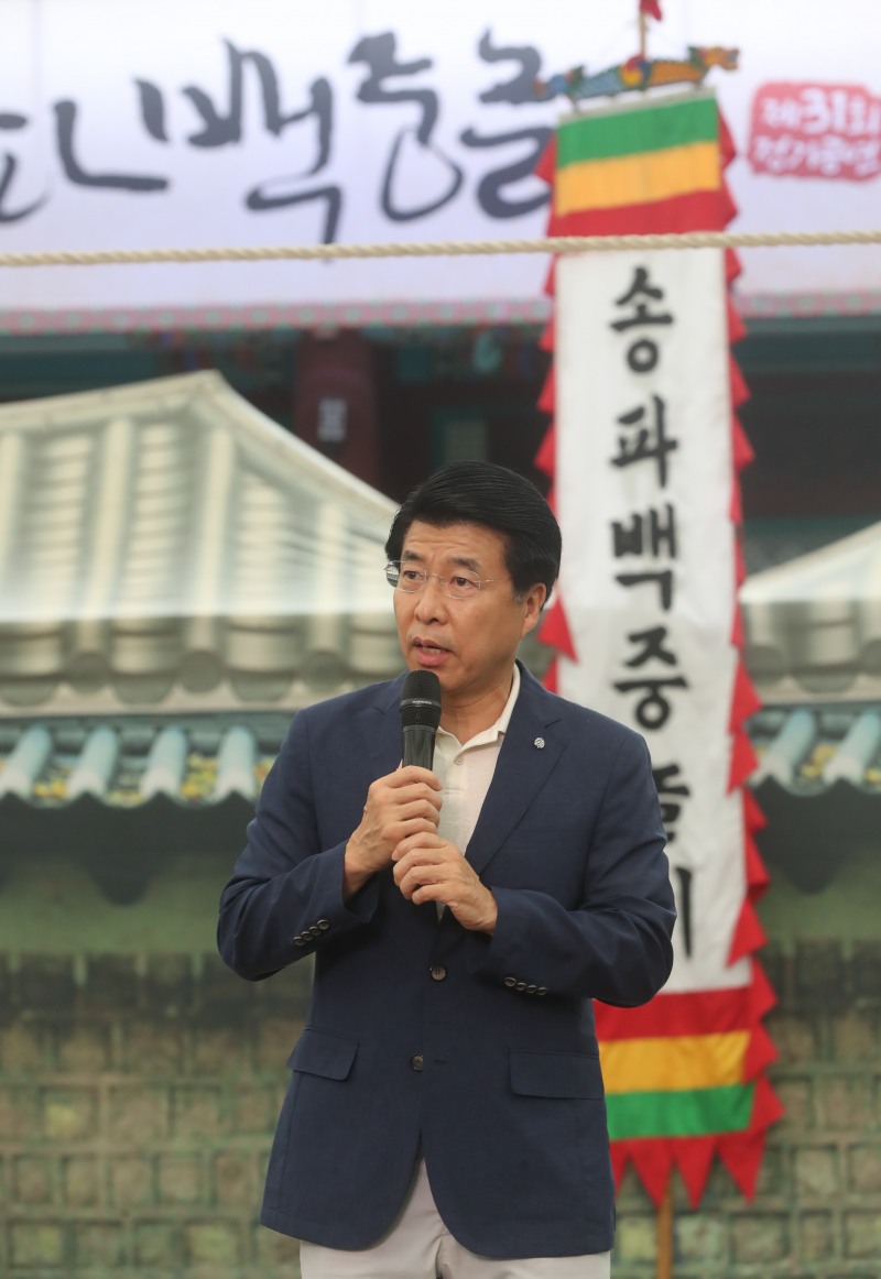 서강석 송파구청장이 앞서 진행된 송파백중놀이에서 인사말하는 전하는 모습./사진제공=송파구