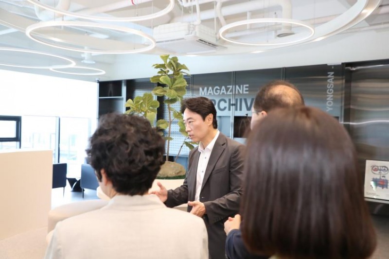 김경대 용산구청장이 용산문화재단 방문해 점검하는 모습./사진제공=용산구
