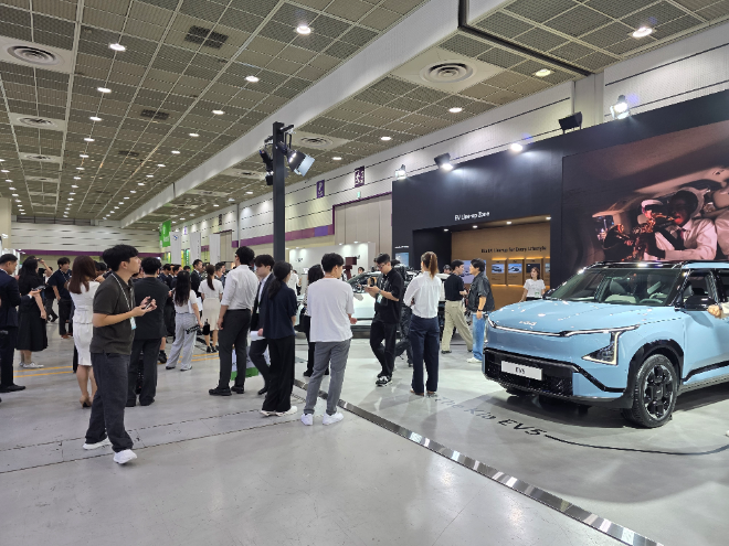 삼성동 코엑스에 25일 개막한 EV 트렌드 코리아 2026 기아 부스에서 참관객들이 전시된 전동화 라인업을 살펴보고 있다. / 사진=김재훈 기자