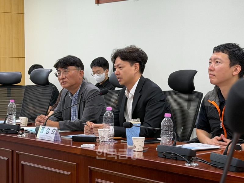정장호 신용회복위원회 노동조합 위원장(가운데)이 25일 서울 여의도 국회의원회관 제5간담회의실에서 열린 '채무자 정책 2.0 무엇을 바꿀 것인가' 토론회에서 한계채무자 재기지원과 기관 간 협업 방안에 대해 발언하고 있다. / 사진=지다혜 기자