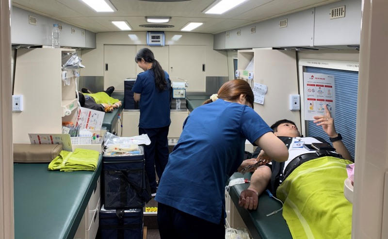 한국지역정보개발원 직원들이 헌혈을 하는 모습. /사진제공=한국지역정보개발원