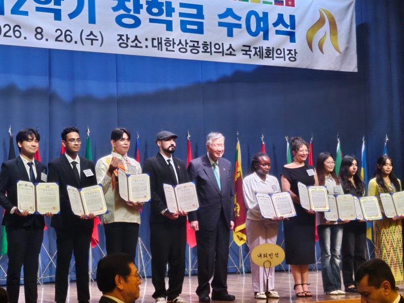 이중근 회장과 장학생들이 기념촬영을 하는 모습./사진=주현태 기자