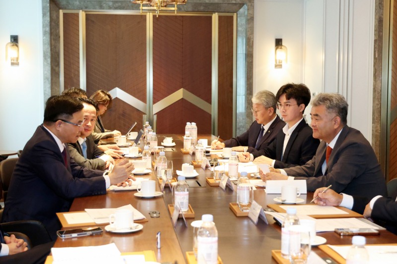 정원주 대우건설 회장과 레 마잉 훙 베트남 산업통상부 장관이 면담하고 있다. /사진제공=대우건설