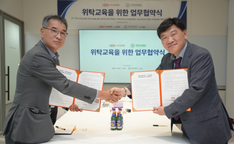 김광재 HLB글로벌 대표(왼쪽)가 지난 25일 서울 HLB 학동사옥에서 홍승정 국제사이버대학교 부총장과 업무협약 체결 후 기념촬영을 하고 있다. /사진=HLB글로벌
