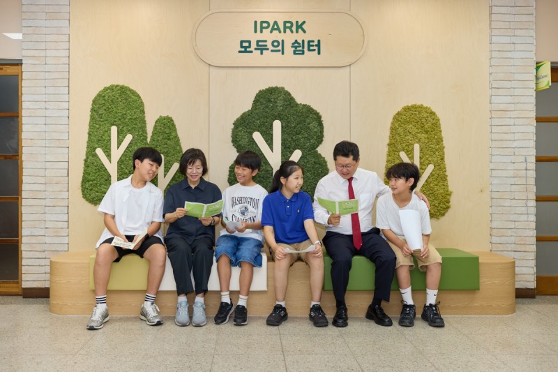 IPARK현대산업개발은 서울 양천구 서울신목초등학교에서 심포니 교실숲 개소식을 진행했다. /사진제공=IPARK현대산업개발