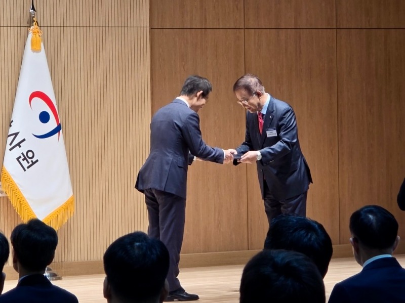 강원랜드 감사실 이창호 부장이 감사원 ‘2026년 공공기관 자체감사활동 포상’서 자체감사기구 우수 감사인 표창을 수상하는 모습./사진제공=강원랜드