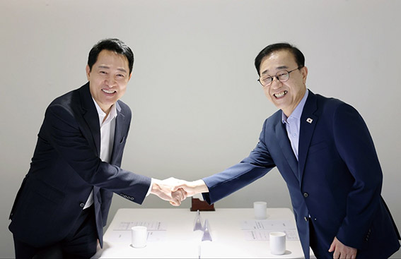 ▲ 오세훈 서울시장(왼쪽)과 김윤덕 국토교통부 장관이 지난 26일 서울 중구 컨퍼런스하우스 달개비에서 용산공원을 활용한 주택 공급과 관련 논의에 앞서 악수를 하는 모습. 사진제공 = 서울시