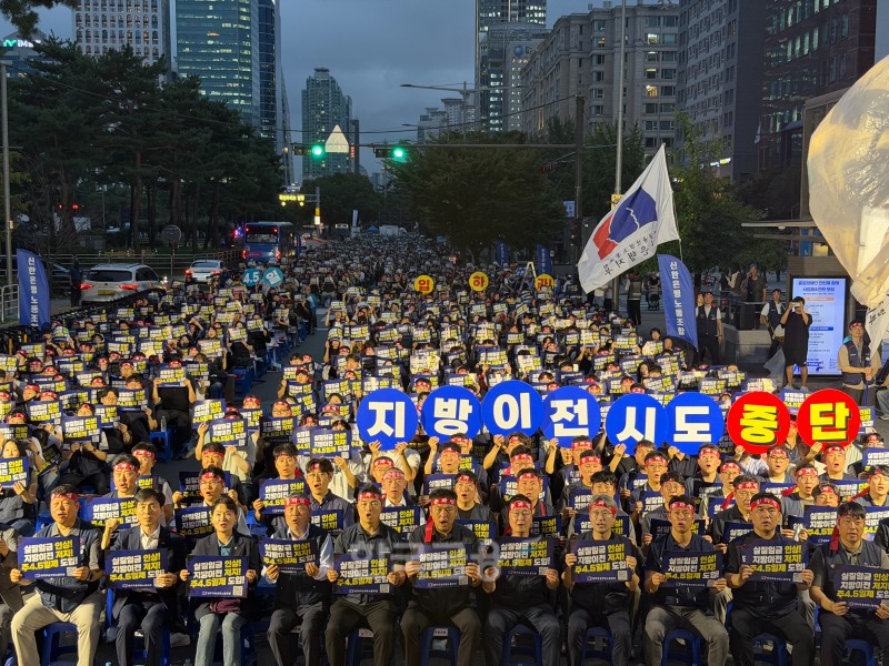 전국금융산업노동조합 조합원들이 지난 28일 서울 여의도 국회 앞에서 열린 '총파업 총력투쟁 결의대회'에서 금융기관 지방 이전 중단과 주 4.5일제 도입, 실질임금 인상 등을 요구하며 구호를 외치고 있다. / 사진=지다혜 기자