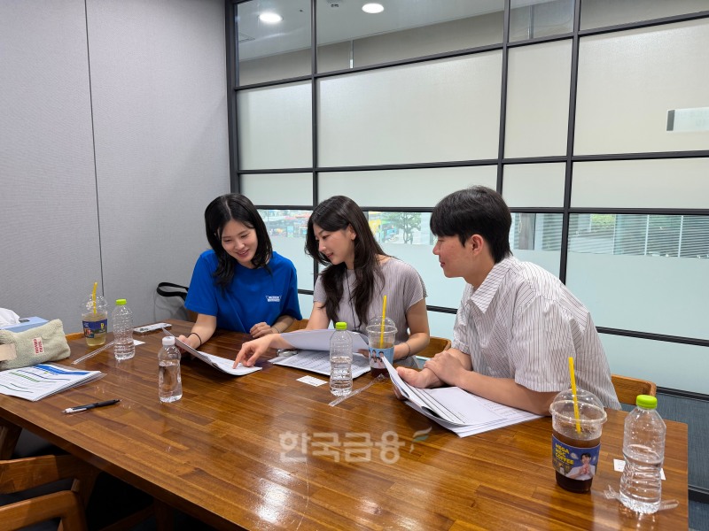 지난달 31일 서울 중구 IBK파이낸스타워에서 열린 IBK기업은행 통합채용설명회에서 신입행원 멘토들이 취업준비생들에게 전할 채용 준비 경험과 입행 후 업무에 대해 이야기를 나누고 있다. / 사진=지다혜 기자