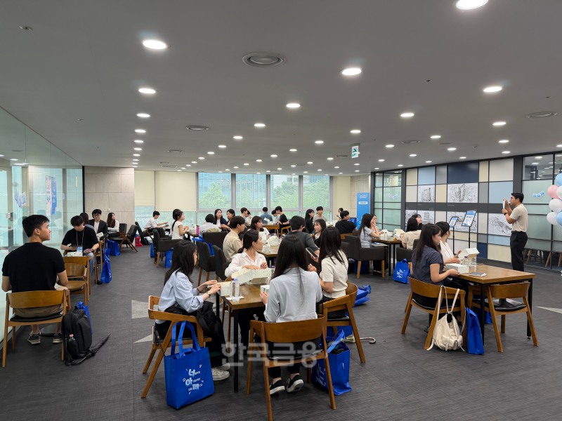 지난달 31일 서울 중구 IBK파이낸스타워에서 열린 IBK기업은행 통합채용설명회에서 취업준비생들이 행사 관계자로부터 채용 프로그램 관련 안내를 듣고 있다. / 사진=지다혜 기자