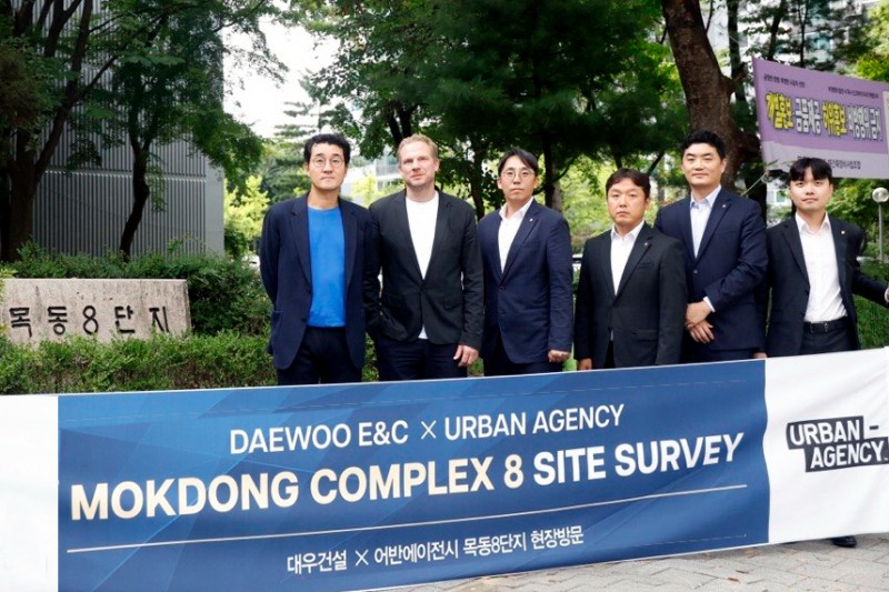 목동8단지를 방문한 대우건설과 어반에이전시 관계자들. 어반에이전시 공동창업자 박희찬, 헤닝 슈튀벤(왼쪽에서 첫번째, 두번째). /사진제공=대우건설