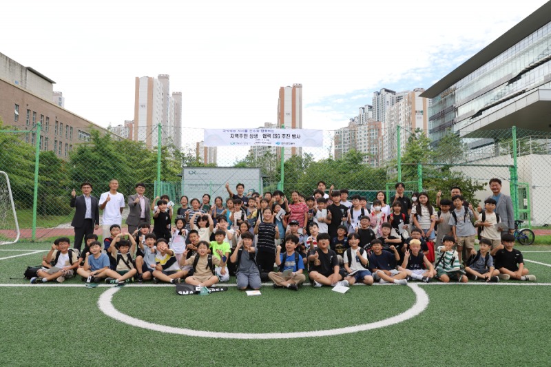 ‘국가대표 사이클 선수와 함께하는 지역주민 상생·협력 행사’(9월1일 LX 전주 본사)에 참여한 지역 초등학생들과 LX사이클팀 선수들. /사진제공=LX공사