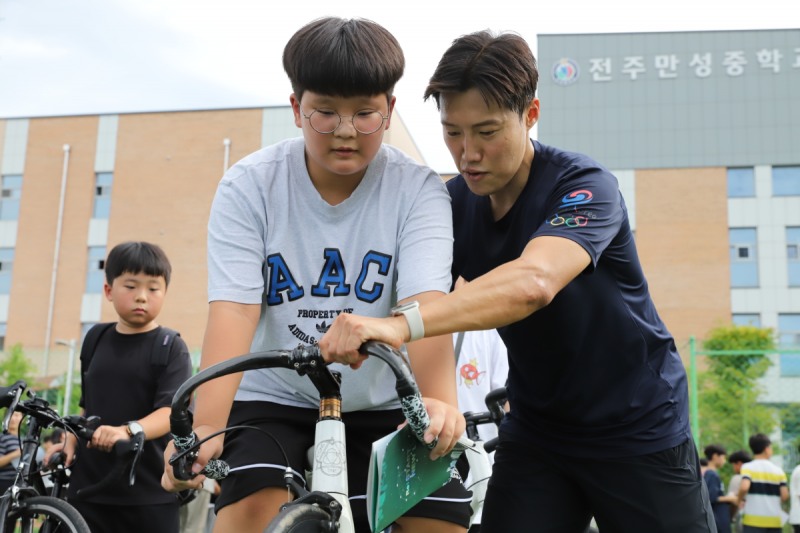 ‘국가대표 사이클선수와 함께하는 지역주민 상생·협력 행사’가 9월1일 LX 전주 본사에서 열린 가운데 장선재 LX사이클팀 감독이 초등학생들에게 자전거를 안전하게 타는 법을 지도하고 있다. /사진제공=LX공사