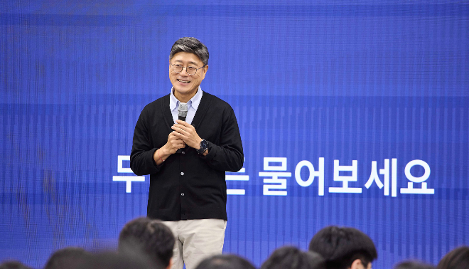 정재헌 SK텔레콤 대표가 지난 1일 서울대 제1공학관에서 열린 'SKT-서울대 AI 공동과정' 10주년 특강에서 강연을 하고 있다. / 사진=SK텔레콤