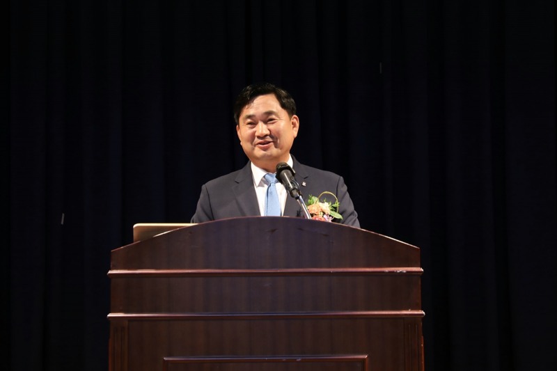 김도균 신임 강원랜드 대표이사가 취임사를 펼치는 모습./사진제공=강원랜드