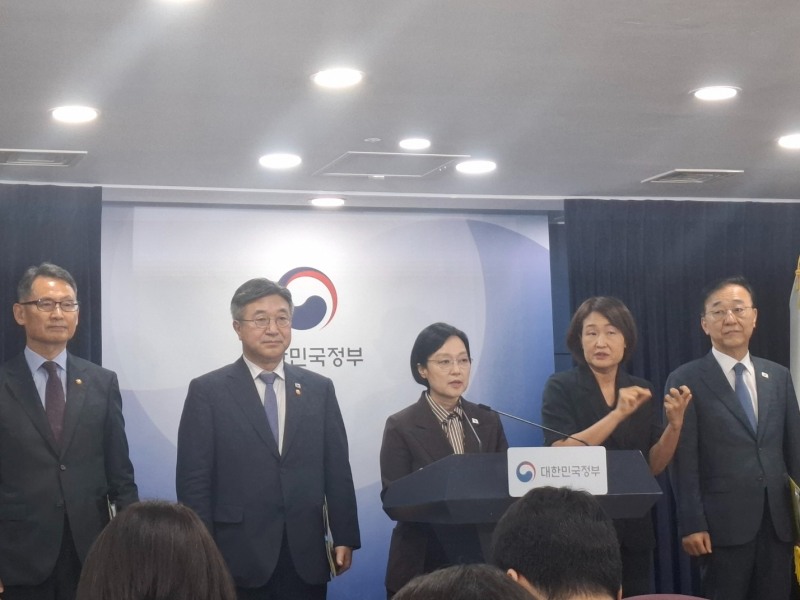 3일 오전 서울정부청사에서 열린 브리핑에서 한성숙 국무총리가 공공기관 지방이전 방안에 대한 브리핑을 진행하고 있다. / 사진=장호성 기자
