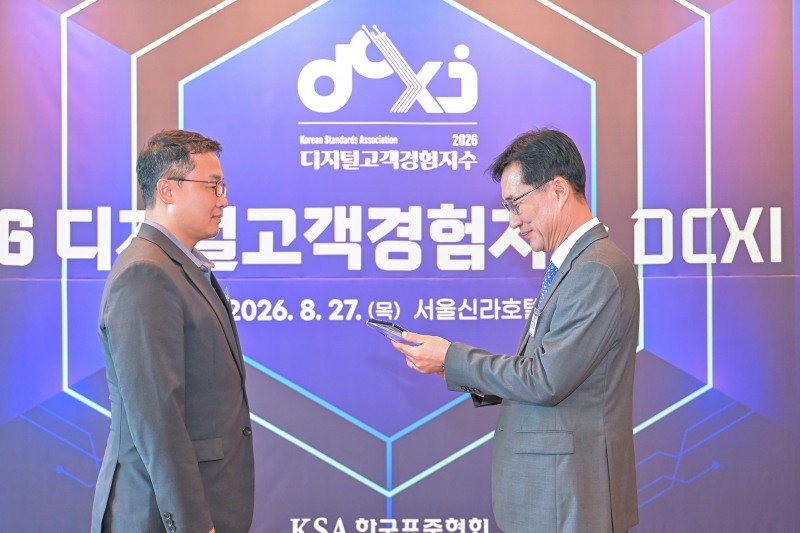 이경식 강원랜드 AI 디지털혁신 실장(왼쪽)이 문동민 한국표준협회 회장으로부터 2026 디지털고객경험지수 1위 기업(리조트부문)상을 수상하는 모습./사진제공=강원랜드