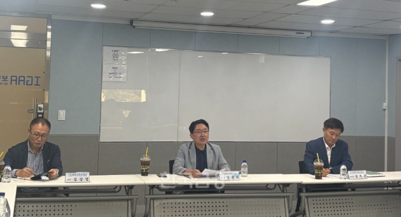 김용태 보험GA협회 회장(왼쪽에서 두번째)이 7일 보험GA협회 회의실에서 보험판매전문회사 입법 기대효과에 대해 말하고 있다./사진=전하경 기자
