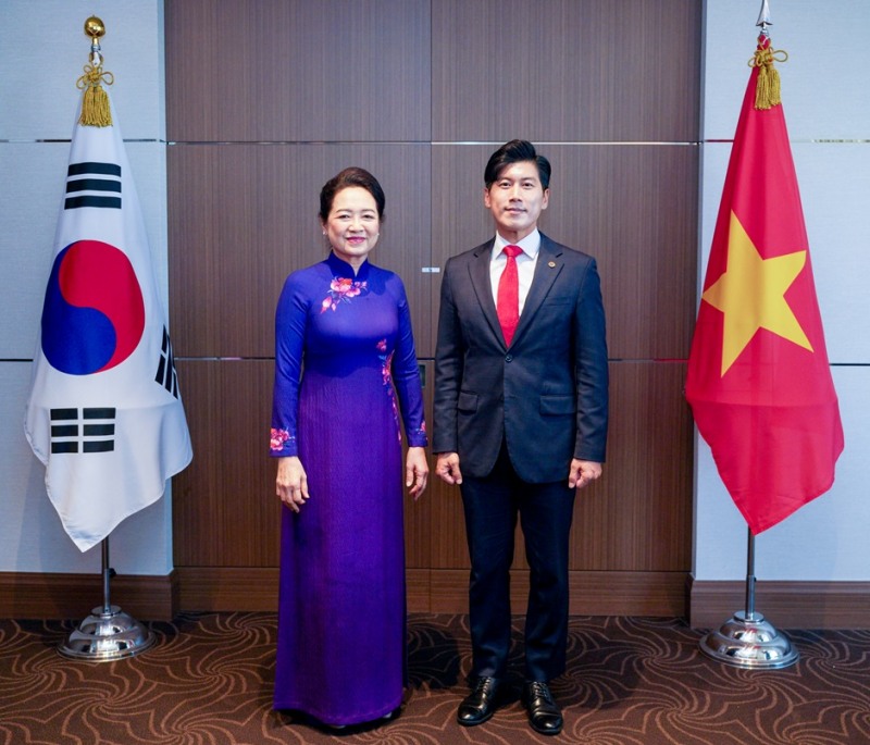 방한한 쩐 타잉 먼(Trần Thanh Mẫn) 베트남 국회의장의 배우자 응엔 티 다잉 응아(Nguyễn Thị Thanh Nga) 여사(왼쪽)와 정사무엘 한문화진흥협회 회장이 포즈를 취했다.