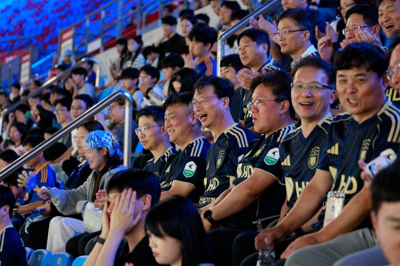 지난 8일 울산에서 열린 ‘HD건설기계 브랜드데이’ 울산HD와 FC서울의 경기에서 문재영 HD건설기계 사장(오른쪽 네번째)이 임직원과 함께 경기를 관람하고 있다. /사진=HD건설기계