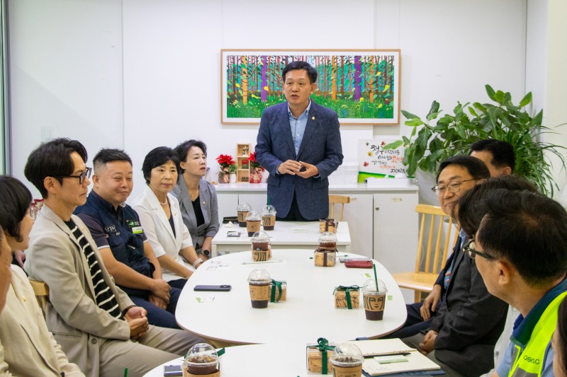 윤판오 중구의회 의장, 양은미 부의장을 비롯한 소속 의원들이 간담회에서 주민들과 소통하는 모습./사진제공=중구의회
