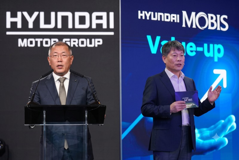 Chung Eui-sun, Chairman of Hyundai Motor Group (left), and Lee Kyu-seok, CEO of Hyundai Mobis. / Recomposed using AI based on photos provided by Hyundai Motor Group and Hyundai Mobis.