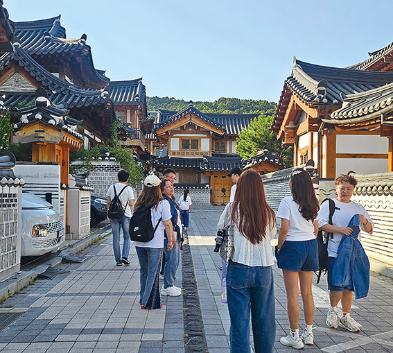 ▲ 지난 9월 8일 은평한옥마을을 찾은 외국인 관광객들이 한옥 골목 곳곳을 둘러보고 한국의 전통문화를 체험하고 있다. 사진설명 = 주현태 기자