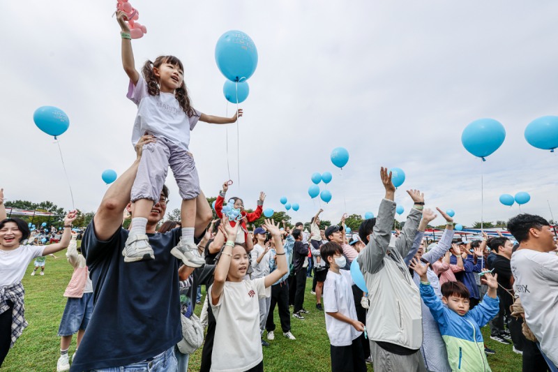 '2026 노사합동 가족사랑 페스티벌'에 참가한 임직원과 가족들이 개막식을 관람하고 있다. /사진제공=대우건설