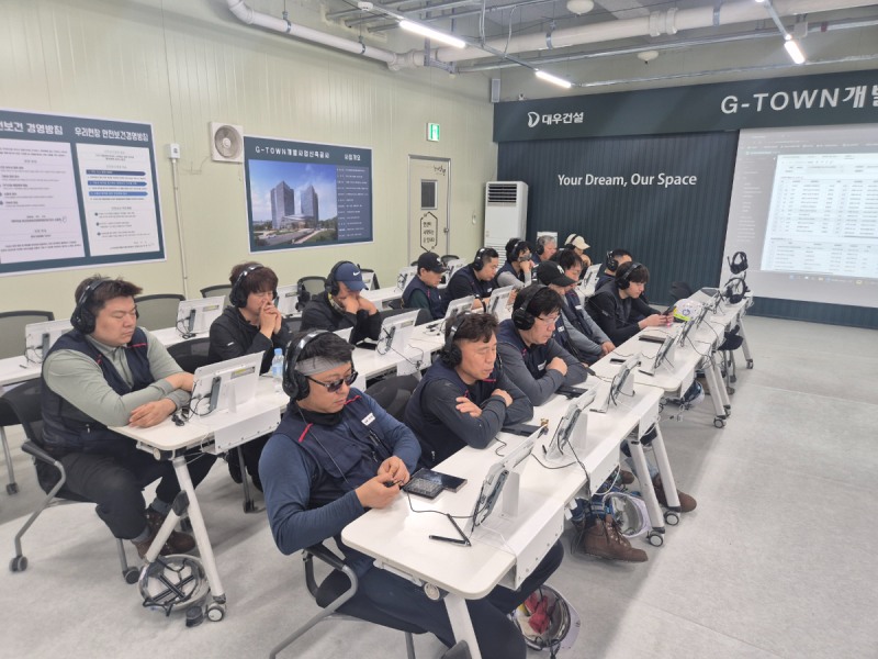 과천 G-TOWN 개발사업 신축공사 현장에서 태블릿 기반 스마트 안전교육을 진행중이다. /사진제공=대우건설