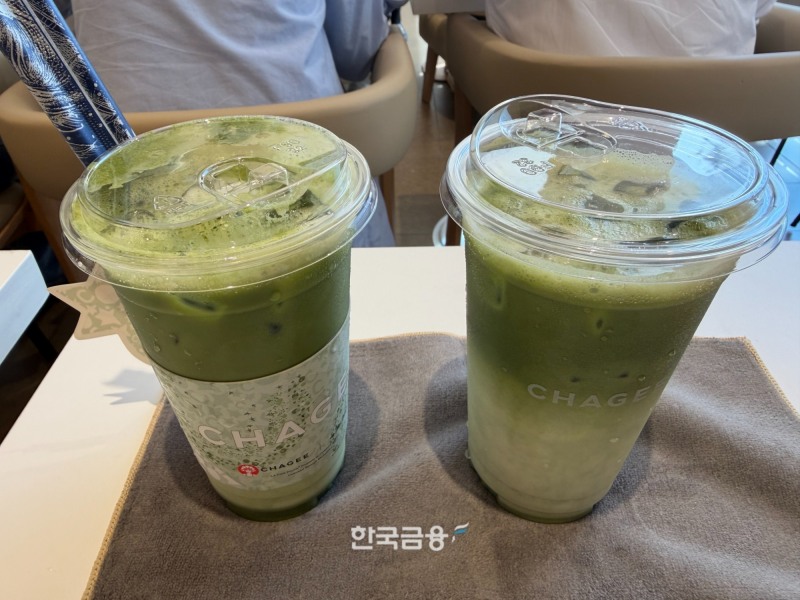 시그니처 말차 라떼(왼쪽)와 라임 치즈 말차 라떼. /사진=양현우 기자
