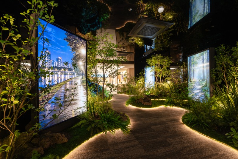 서울 양천구 목동 ‘르엘 라운지 L’est’내 입구 조경 ‘BOTANIC WAY’. /사진제공=롯데건설