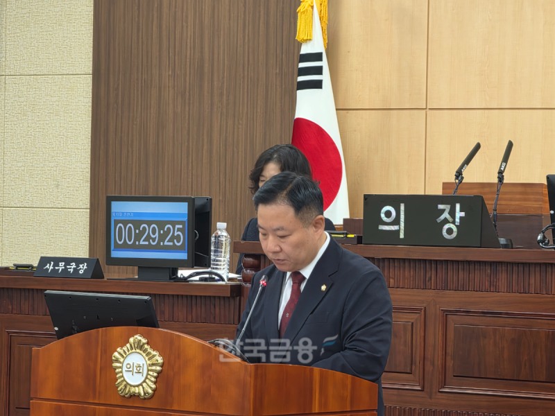 황진환 영등포구의원이 16일 열린 제271회 영등포구의회 제1차 정례회 제2차 본회의에서 여의도 성모병원 인근 부지의 국제학교·외국인학교 유치 방안에 대해 구정질문을 하고 있다. /사진=조범형 기자