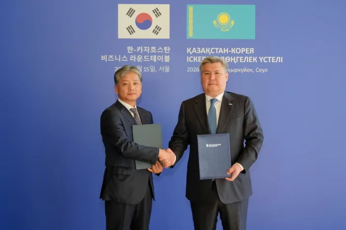 주우정 현대엔지니어링 대표이사(왼쪽)와 알리벡 자마우오프 카자흐스탄 국영가스공사 카작가스 회장이 카라차가낙 가스처리시설 사업 추진을 위한 사업이행합의서 서명식에서 기념촬영을 하는 모습. /사진제공=현대엔지니어링